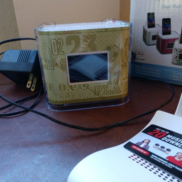 Venturer CR8030iE5 Dual Alarm Clock AM FM Radio Dock for iPod iPhone 2012 Skins - Picture 6 of 11